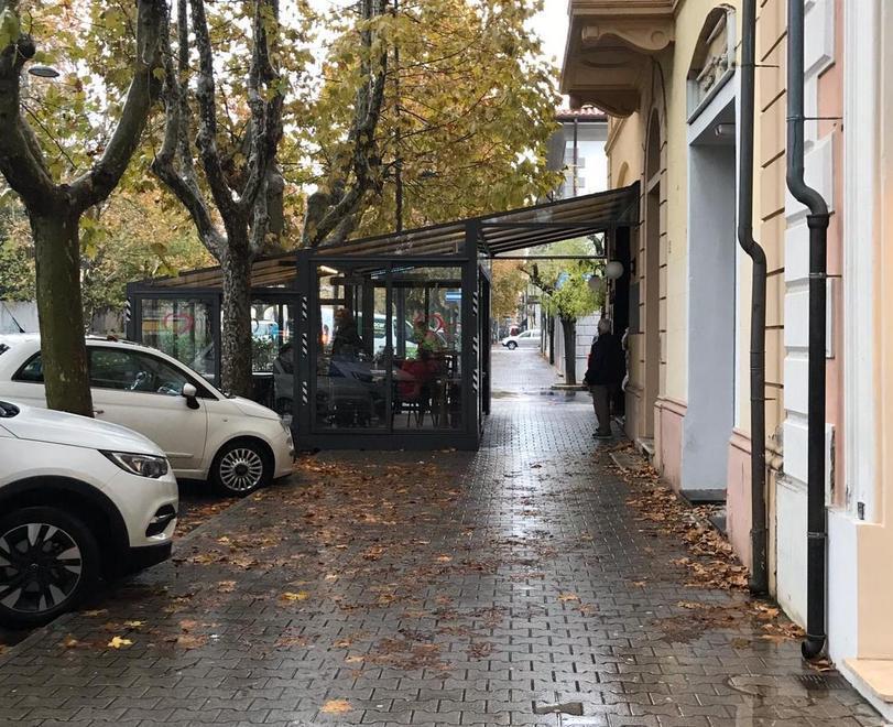 Ruba la borsa alla barista minacciandola con un coltello 