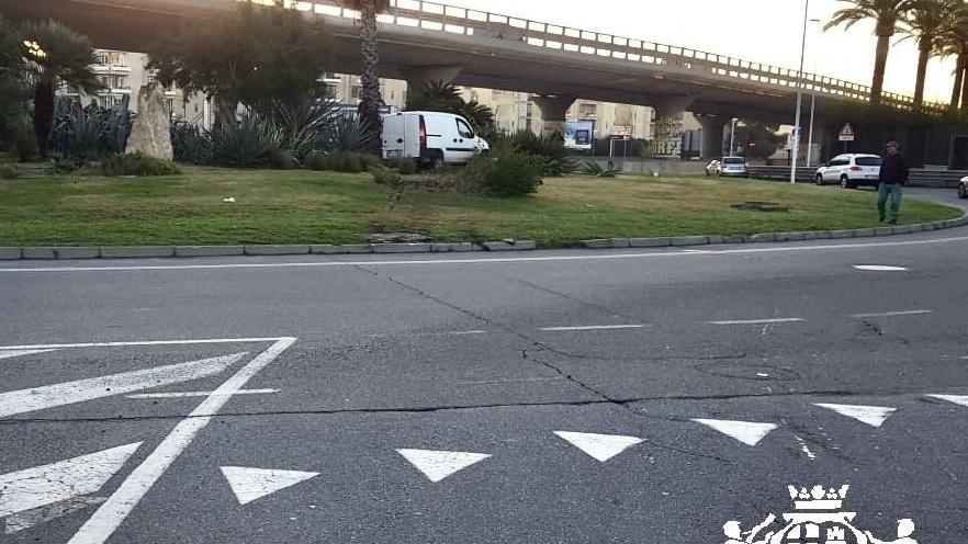 Cagliari, perde il controllo del Doblò e finisce fuori strada: era ubriaco 