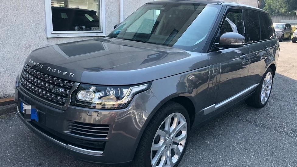 Entrano in una villa di notte e rubano auto da 60mila euro