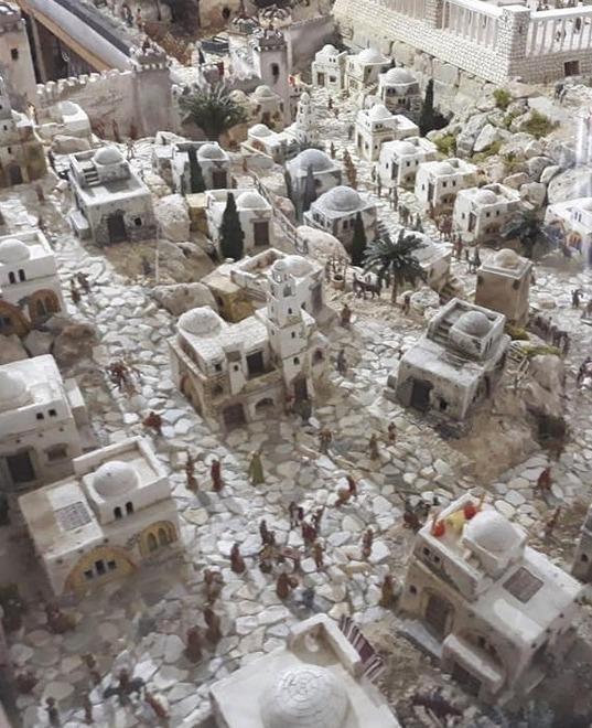 Un particolare del presepe artistico in costruzione a Cigoli