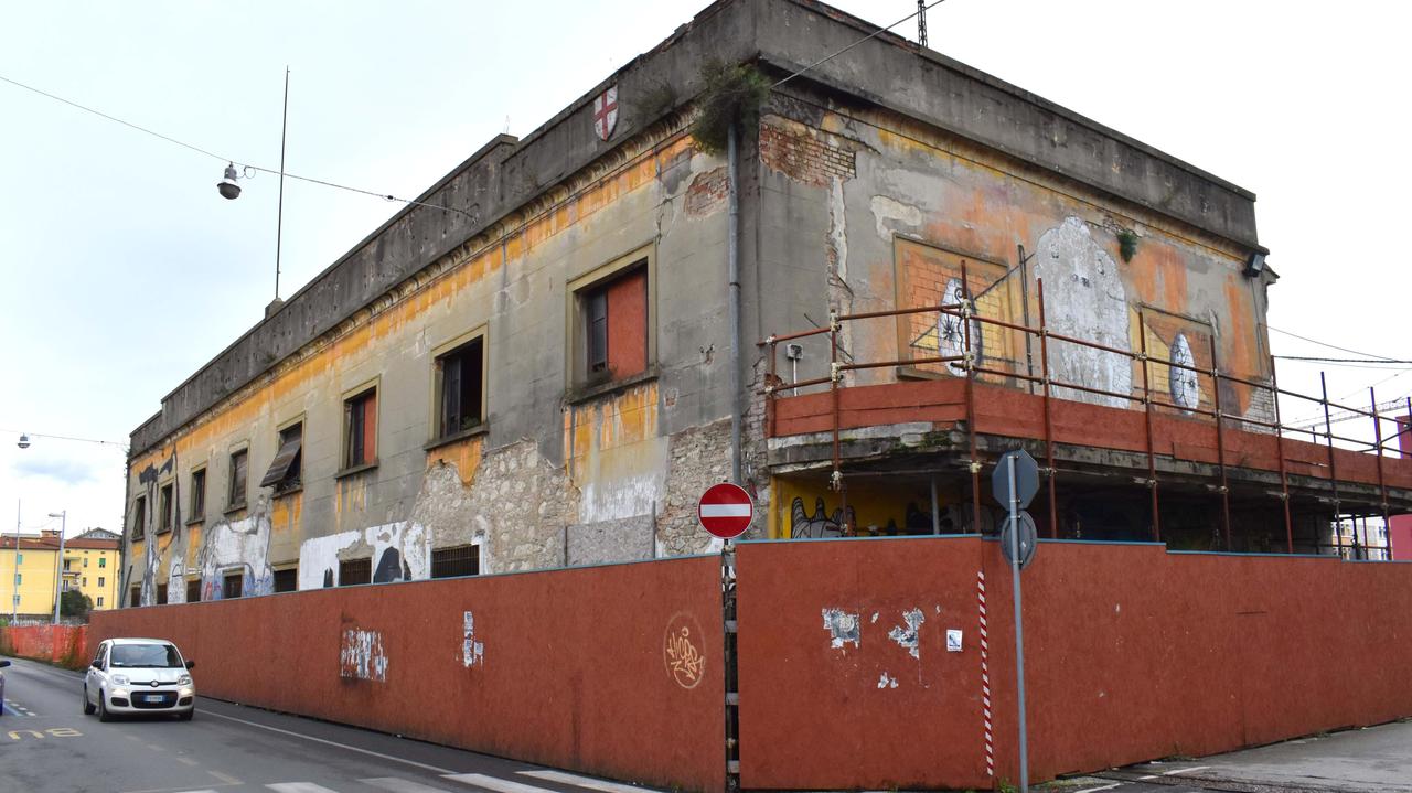 La palazzina abbandonata dove avvenne la lite culminata con l’accoltellamento (Foto Gori)