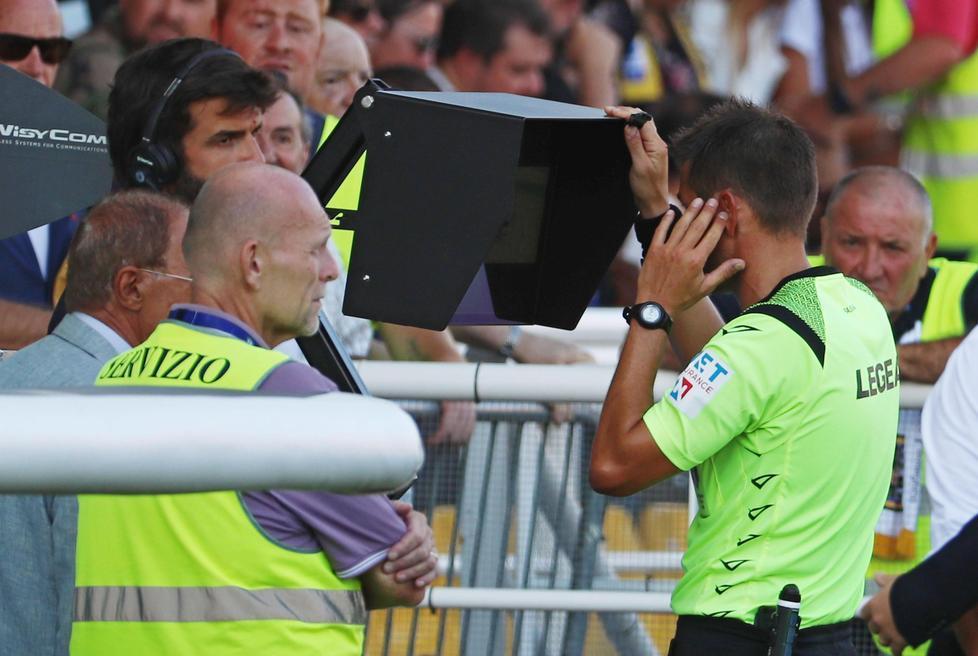 Un arbitro al monitor del Var