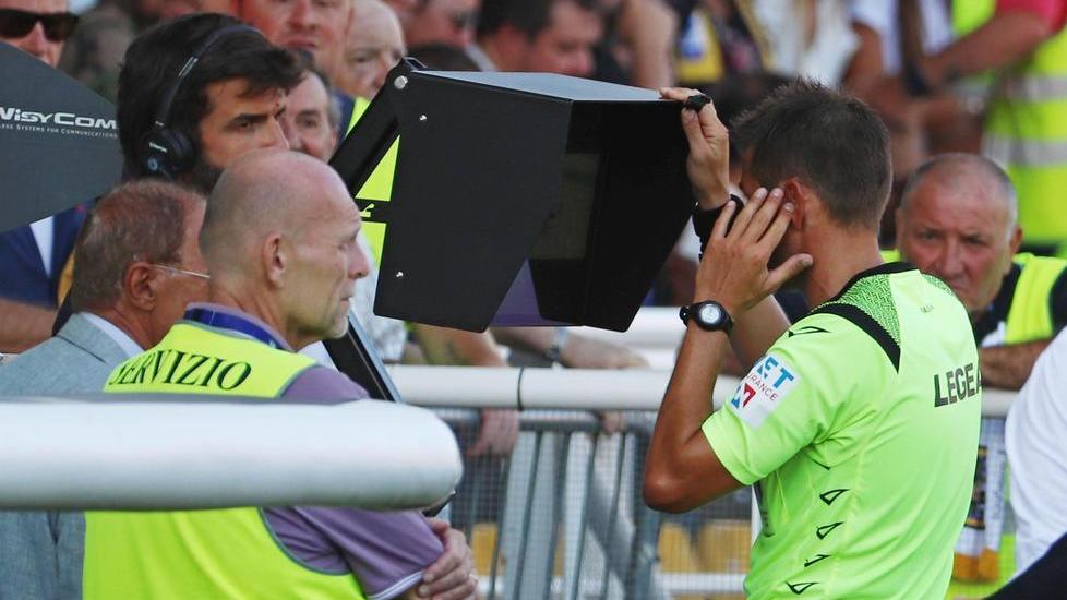 Un arbitro al monitor del Var