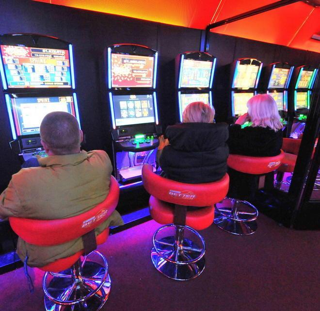 Figli chiusi in auto per giocare alle slot 