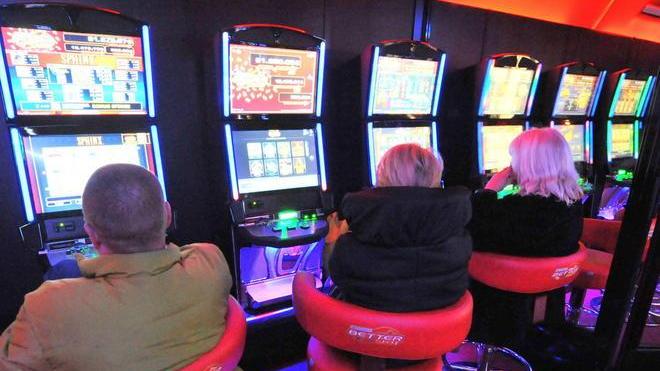 Figli chiusi in auto per giocare alle slot