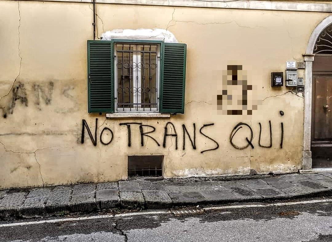 Scritte contro le transessuali in un muro del centro a Massa 