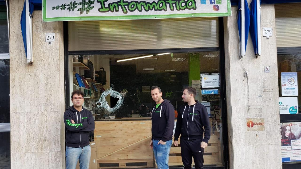 I soci di Hashtag davanti alla vetrina spaccata