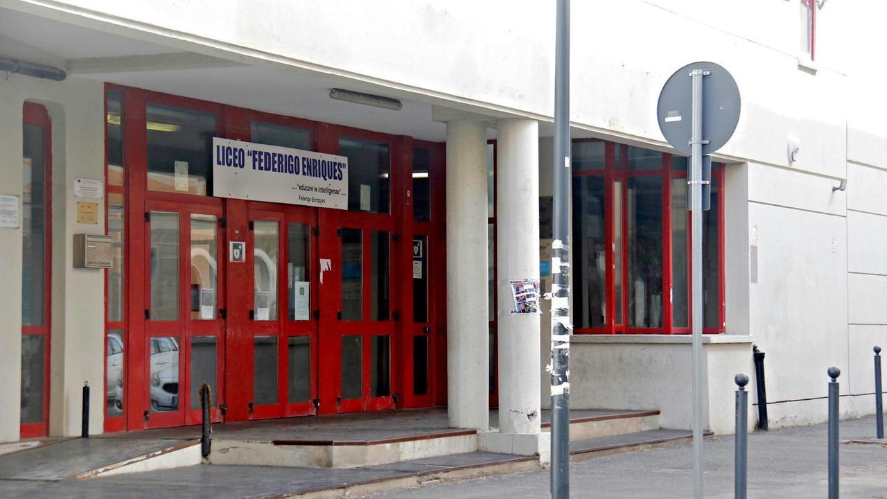Ottavo colpo dei ladri al liceo Enriques svuotata una del caffè Il Tirreno Ottavo colpo dei ladri al liceo Enriques svuotata una del caffè Il Tirreno