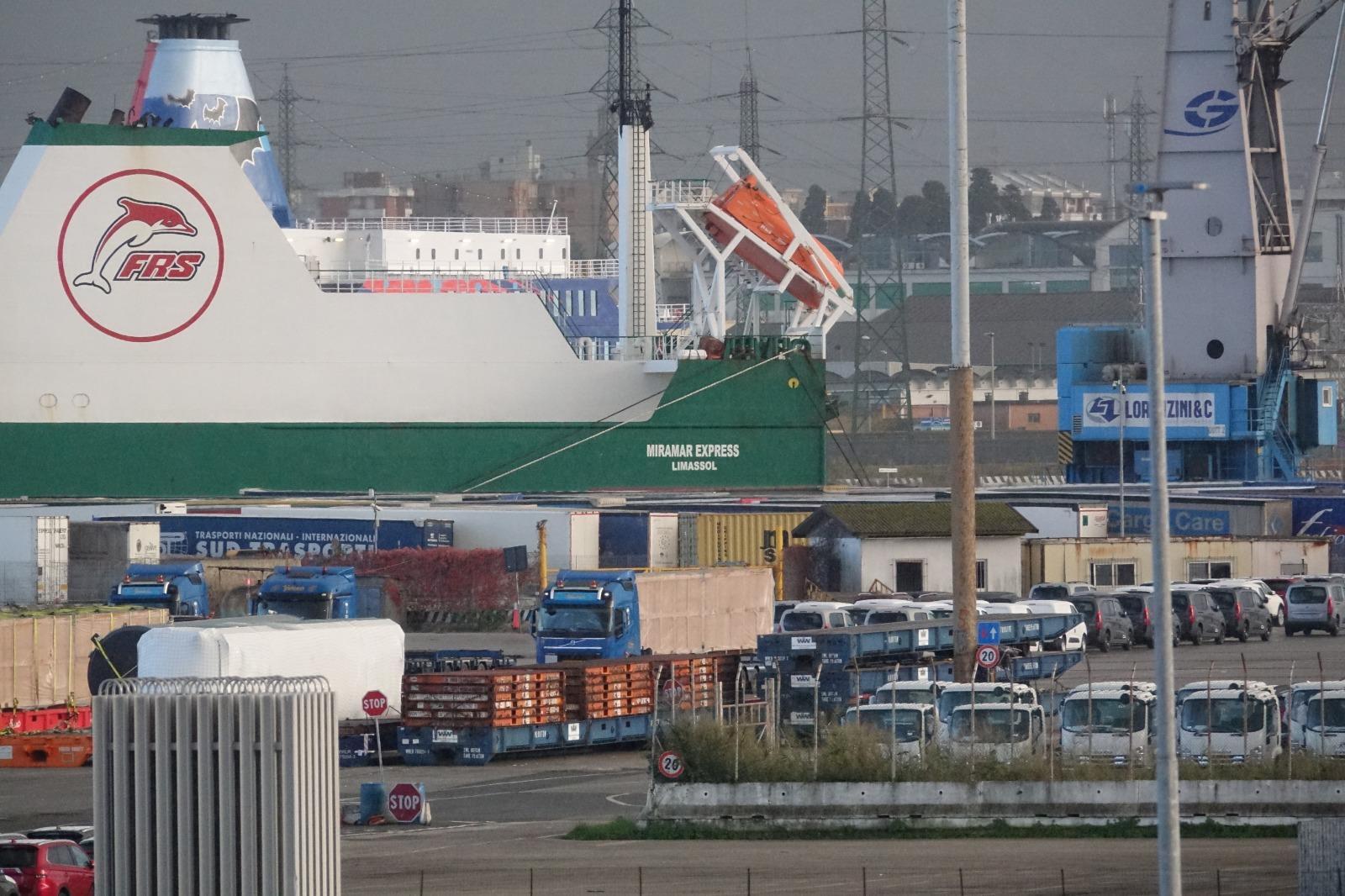 La nave Miramar Express nel porto di Livorno (foto Riccardo Repetti/Pentafoto)