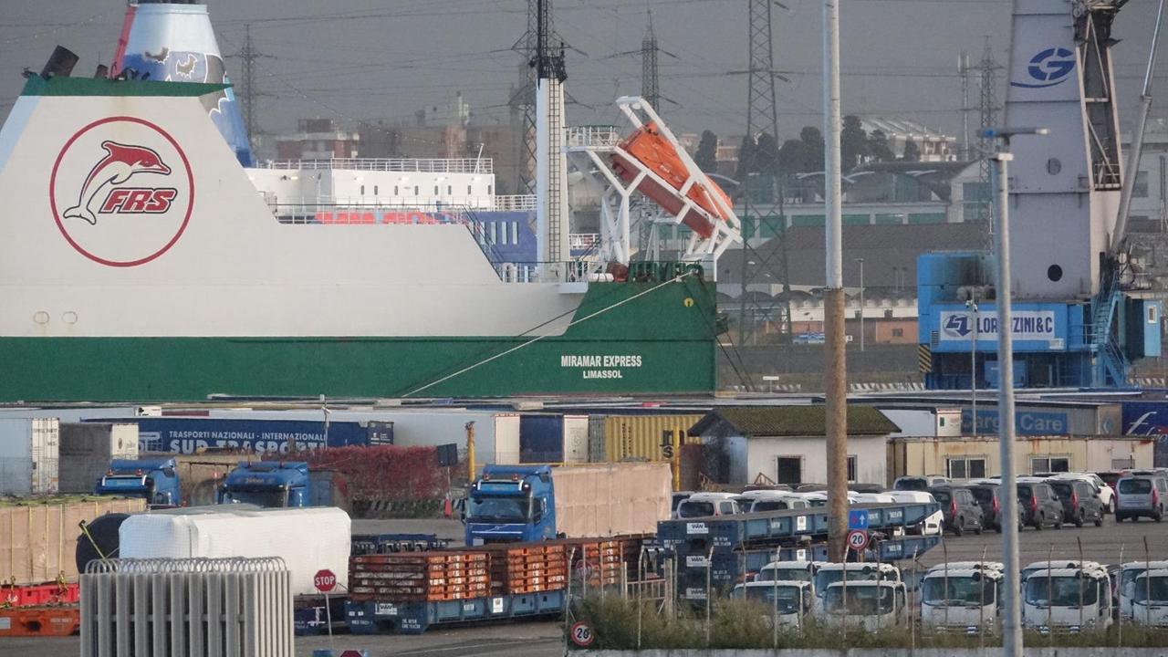 La nave Miramar Express nel porto di Livorno (foto Riccardo Repetti/Pentafoto)
