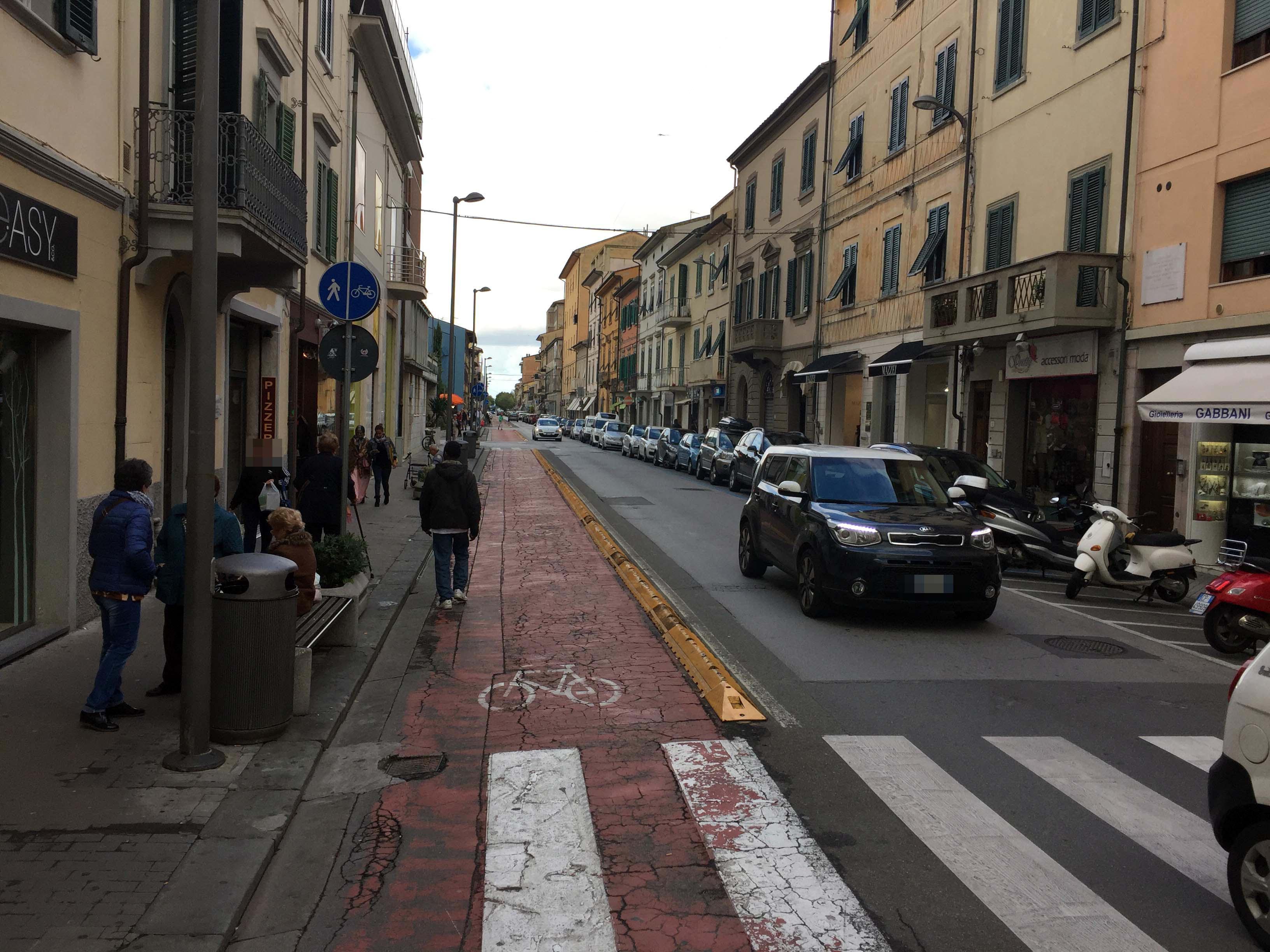 Una veduta di via Primo Maggio a Pontedera