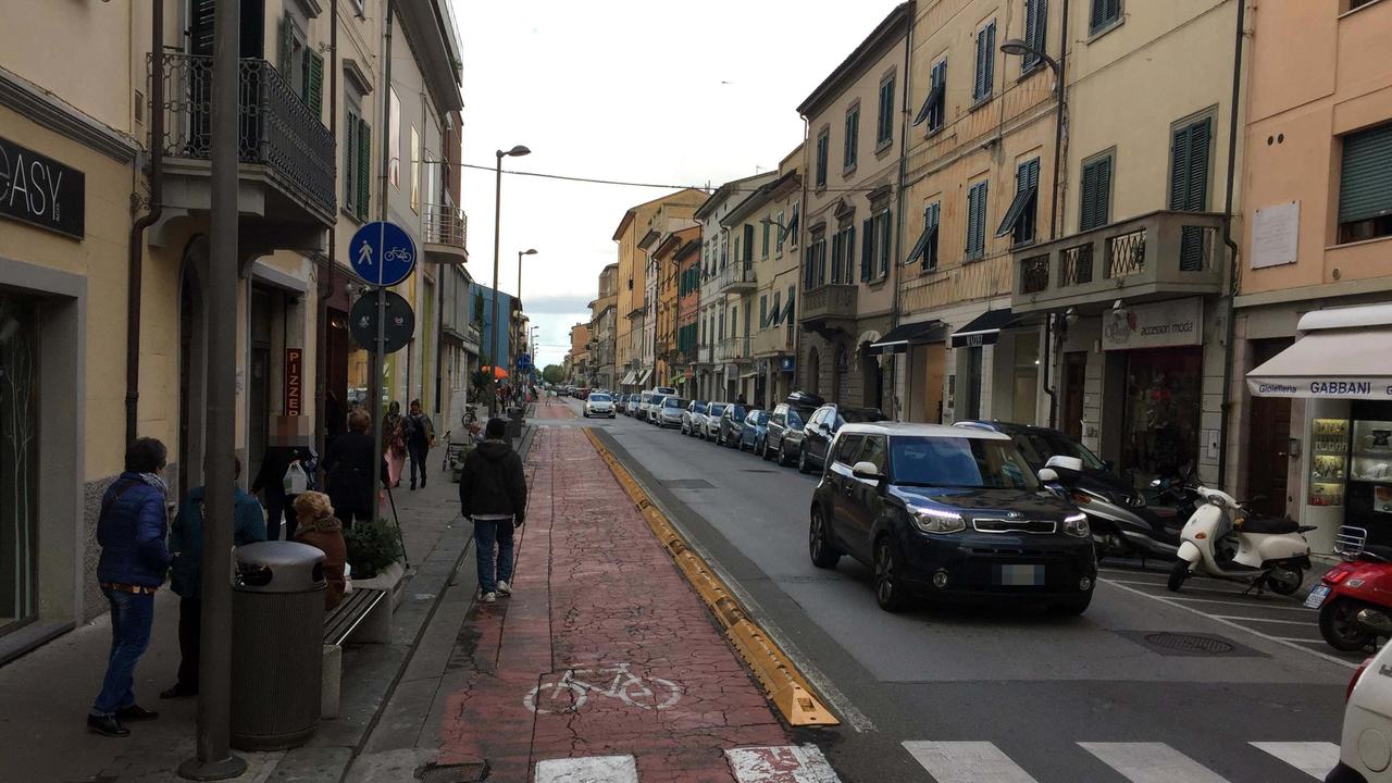 Una veduta di via Primo Maggio a Pontedera