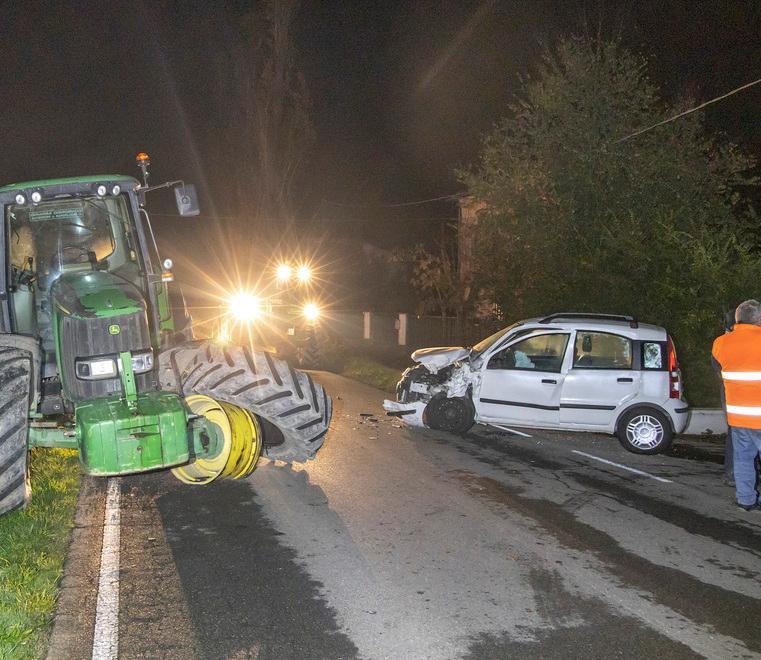 Carpi, auto contro un trattore: donna grave