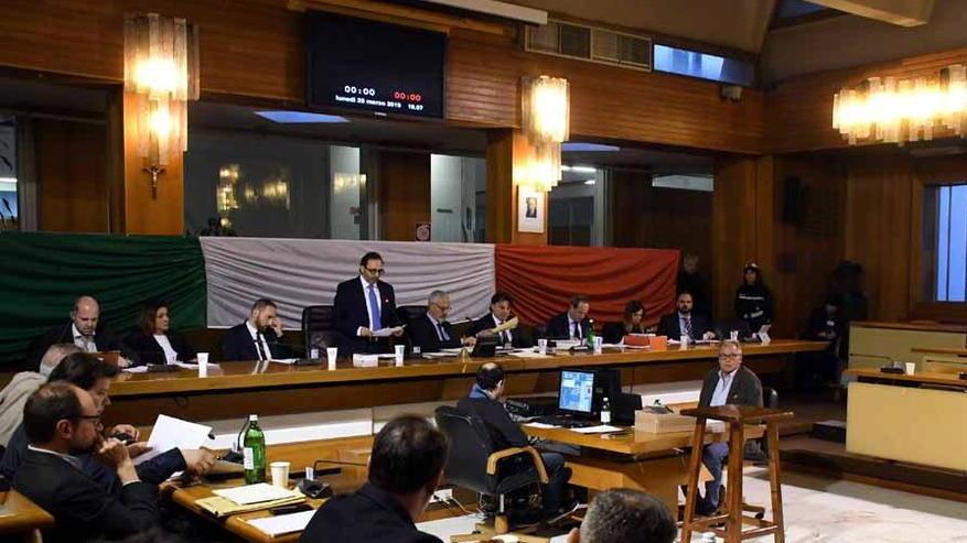 Un consigliere va in bagno e salta il numero legale