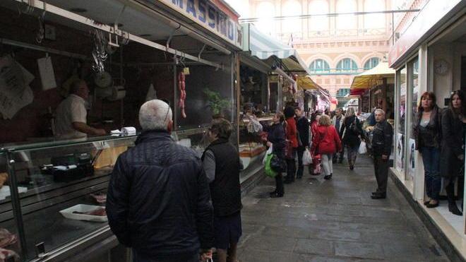 Black out al mercato commercianti infuriati