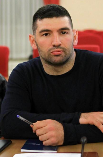 Papi fa la guerra alla cannabis light, per l’opposizione «è un retrogrado» 