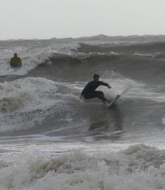 Mare grosso I surfisti cavalcano le onde