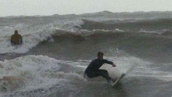 Mare grosso I surfisti cavalcano le onde