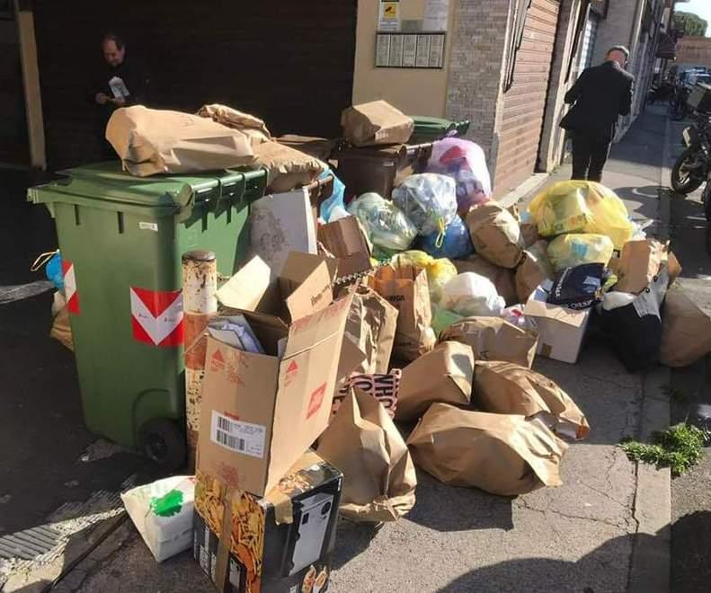 Da Venezia la protesta: «Vogliamo orari diversi per la raccolta rifiuti» 