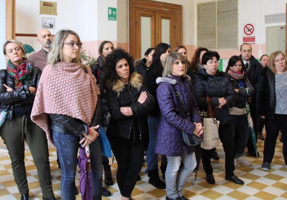 Crolli e aule chiuse, i genitori protestano «A pranzo 40 bimbi nella stessa aula» 