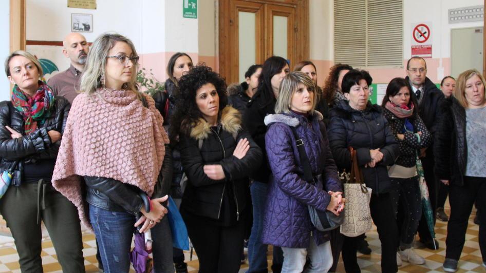 Crolli e aule chiuse, i genitori protestano «A pranzo 40 bimbi nella stessa aula»