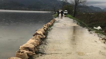 Il canale fa paura: sacchi di sabbia e pompe attive