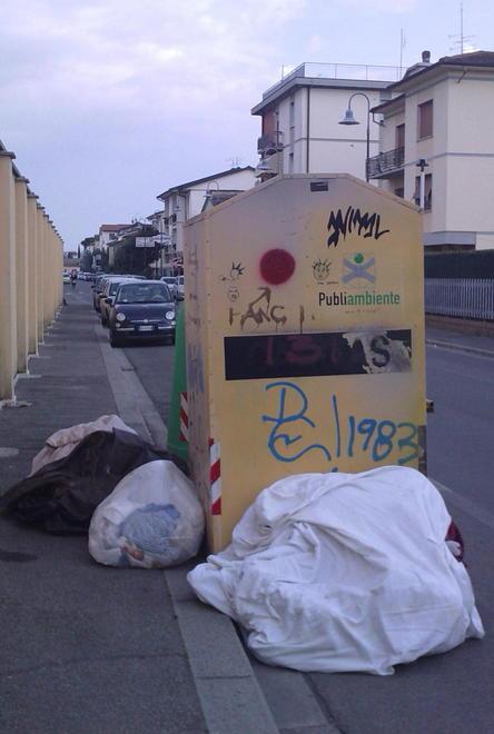 A Fucecchio esplodono i cassonetti degli abiti usati 