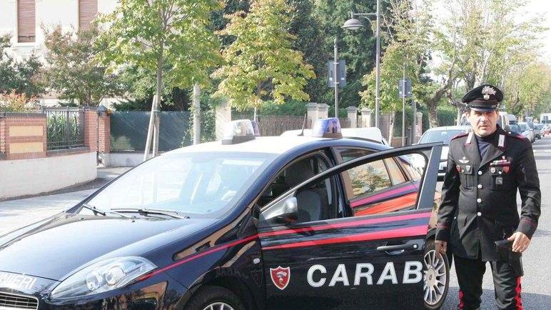 Botte alla moglie davanti alle figlie, allontanato