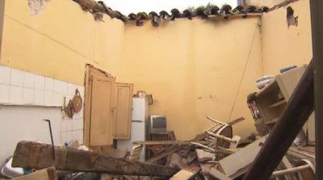 Crolla il tetto della casa, si salva per miracolo 