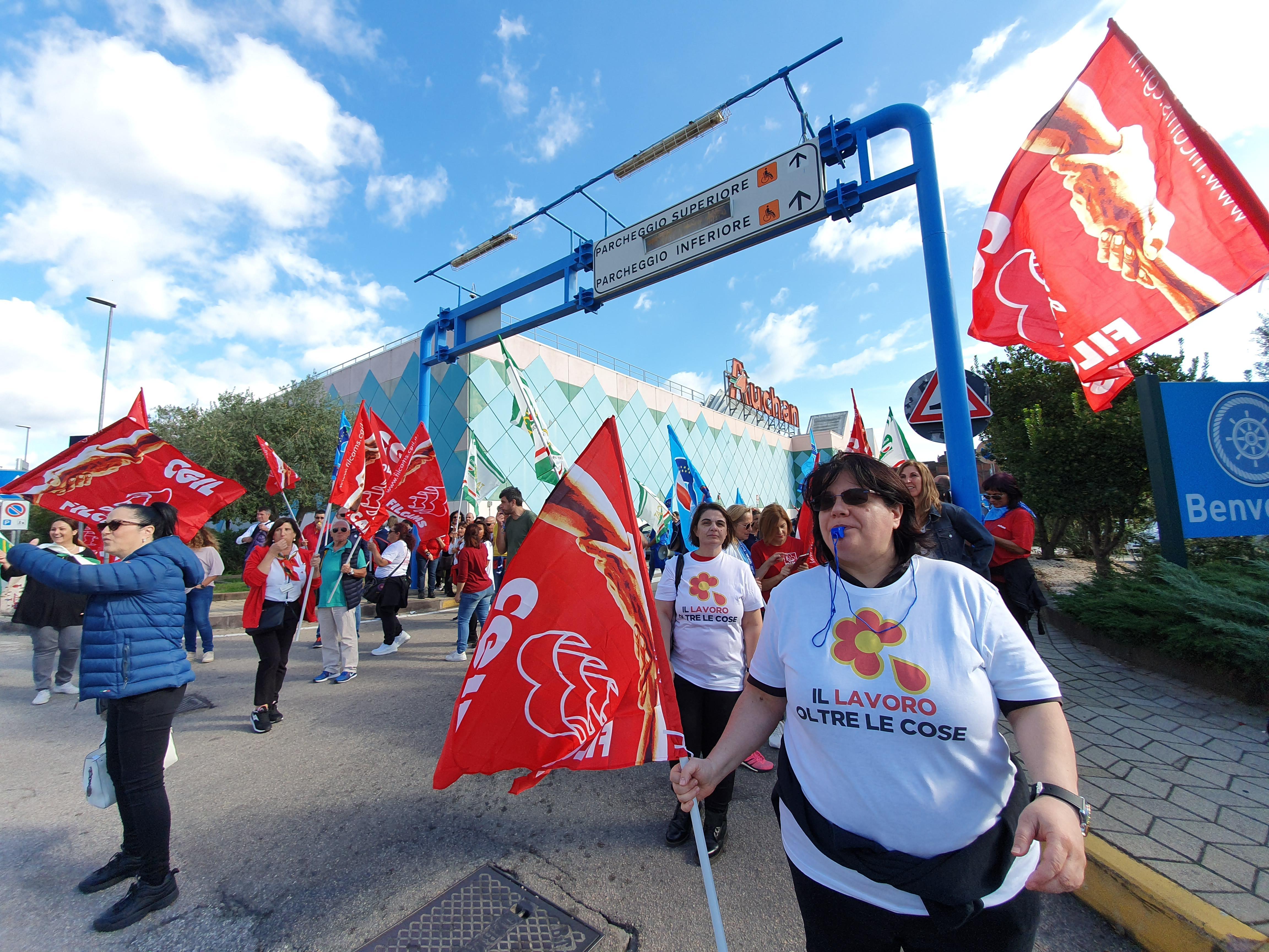 Lo sciopero dei dipendenti Auchan a Olbia (foto Gavino Sanna)