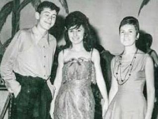 Morandi cerca le due fan di uno scatto al bar nel 1965. «Un’estate super, eccoci» 