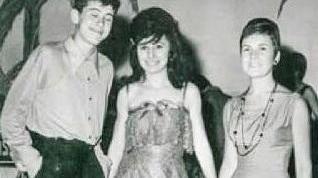 Morandi cerca le due fan di uno scatto al bar nel 1965. «Un’estate super, eccoci»