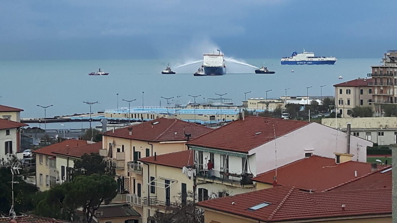 Nave merci in fiamme al largo di Livorno: spento il rogo - Video