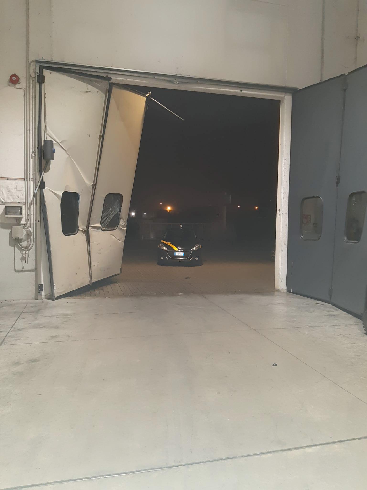 Modena, rubano il furgone e spaccano l'ingresso aziendale