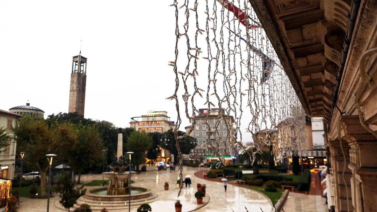 Luminarie spente, infuria la polemica su eventi di Natale fatti a risparmio