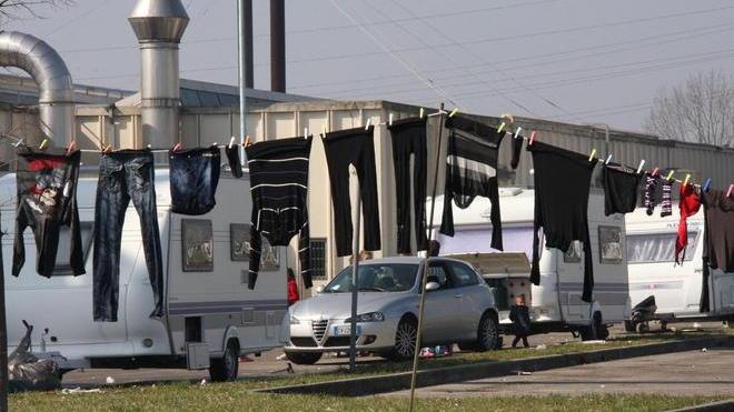 Il Comune scaccia i rom dallo spiazzo di via Gora del Pero