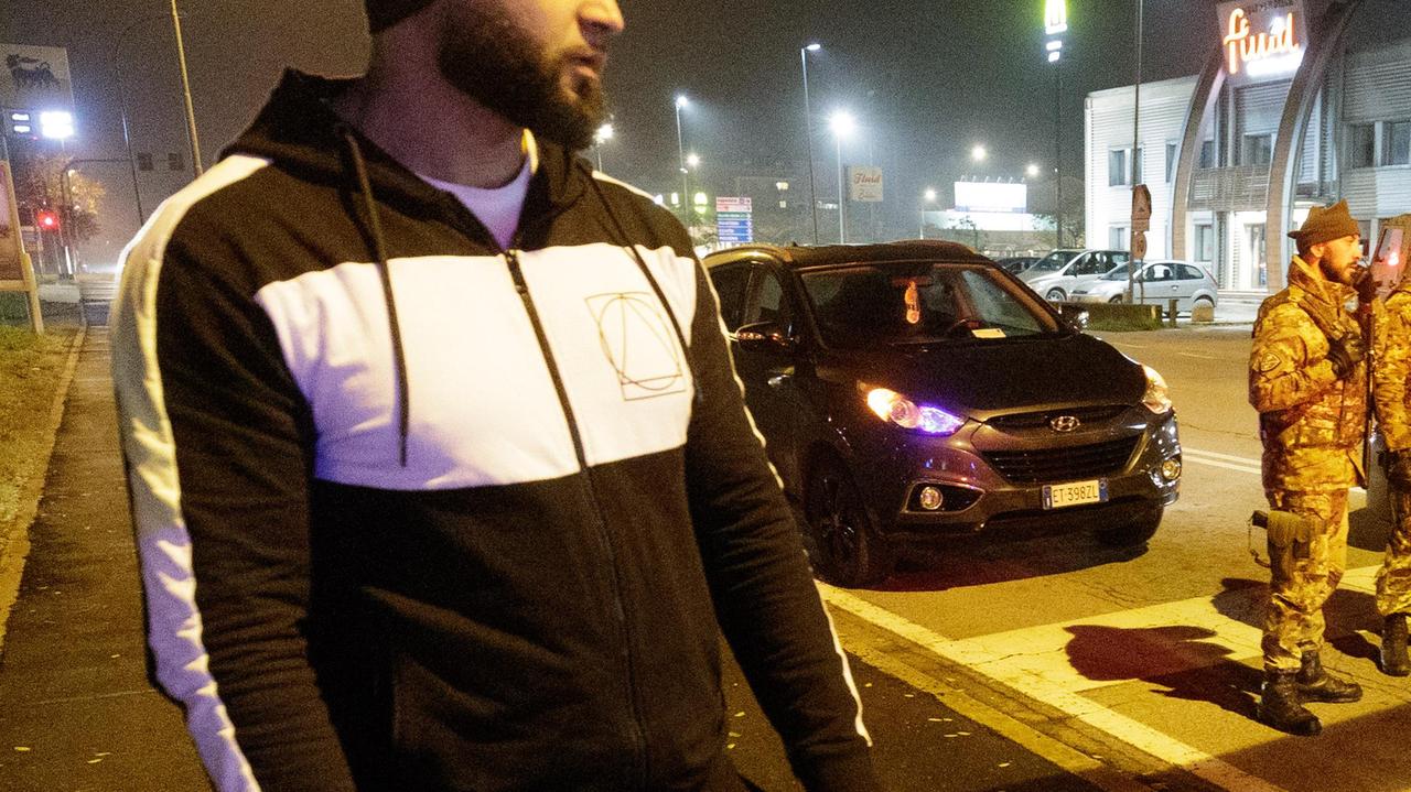 Il racconto di Imed: "Provava a scappare e l'ho fermato". Il sindaco Fabbri: "Lo ringrazio, sarò felice di incontrarlo"