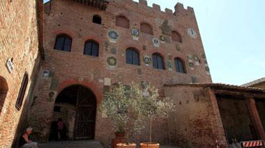 Il Palazzo Pretorio apre tutta l’estate per aiutare il turismo