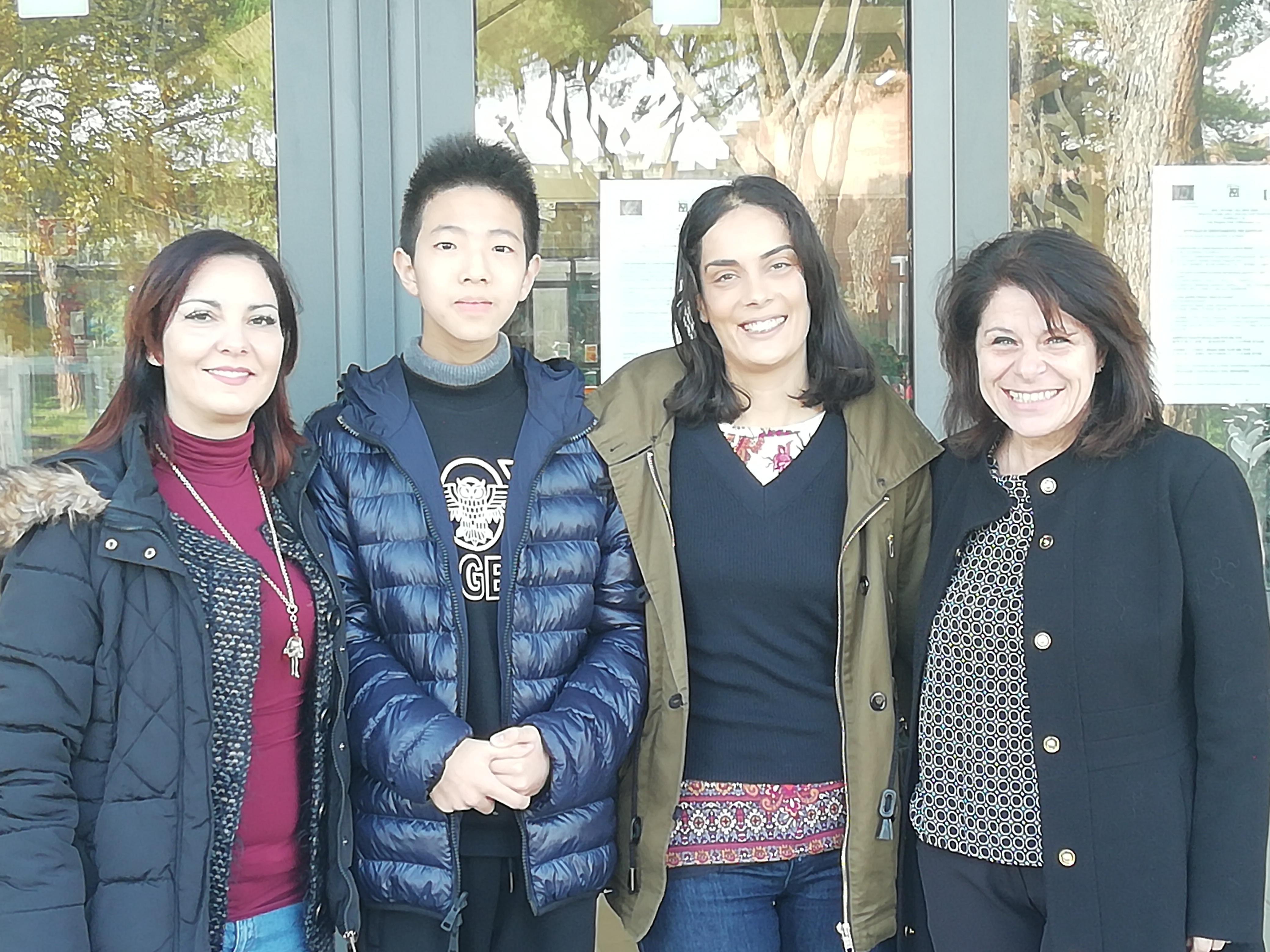 Da sinistra Rosa Pelliccia, l'alunno Matteo Zhuang, Silvia Giorgetta e Rosaria De Pascale
