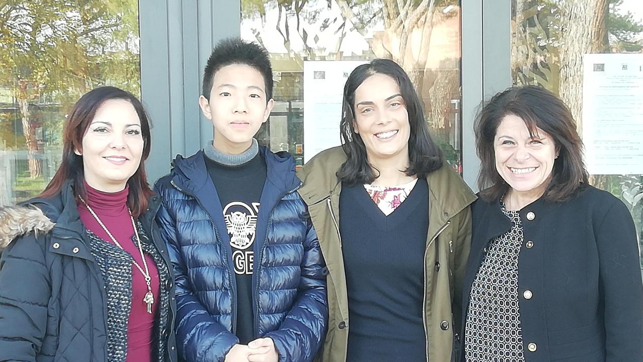 Da sinistra Rosa Pelliccia, l'alunno Matteo Zhuang, Silvia Giorgetta e Rosaria De Pascale