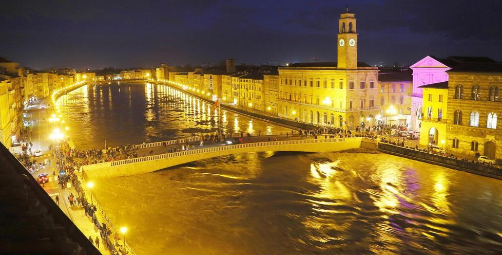 Una veduta dell’Arno in piena domenica notte (foto Fabio Muzzi)