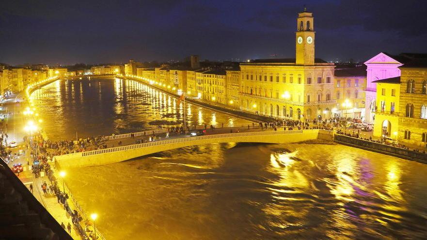 Una veduta dell’Arno in piena domenica notte (foto Fabio Muzzi)