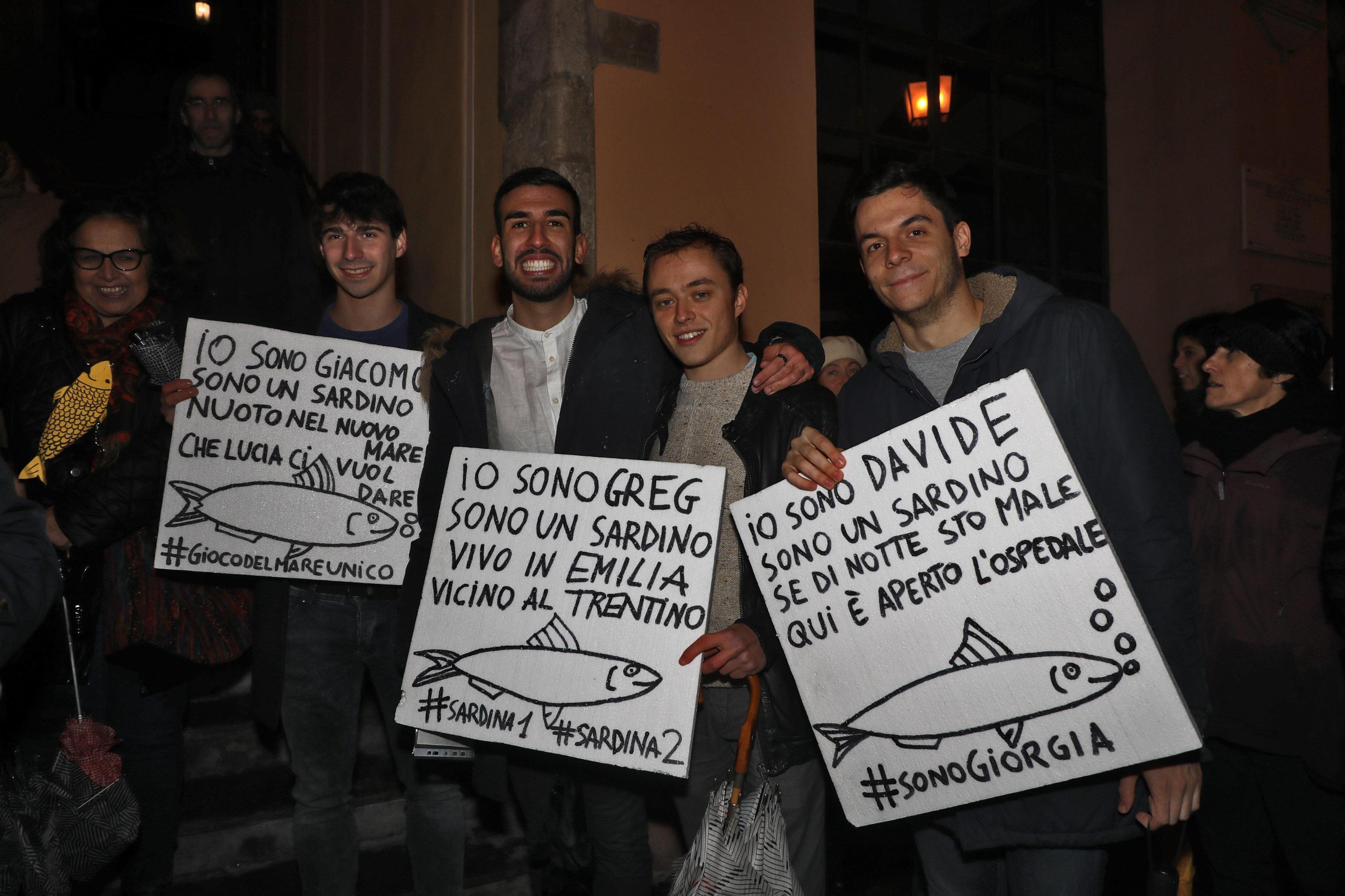 Un gruppo di ragazzi scesi in piazza con le sardine a Bologna