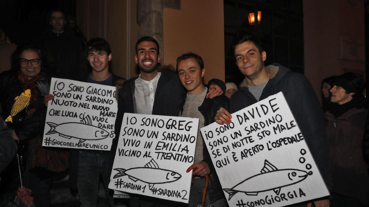 Un gruppo di ragazzi scesi in piazza con le sardine a Bologna