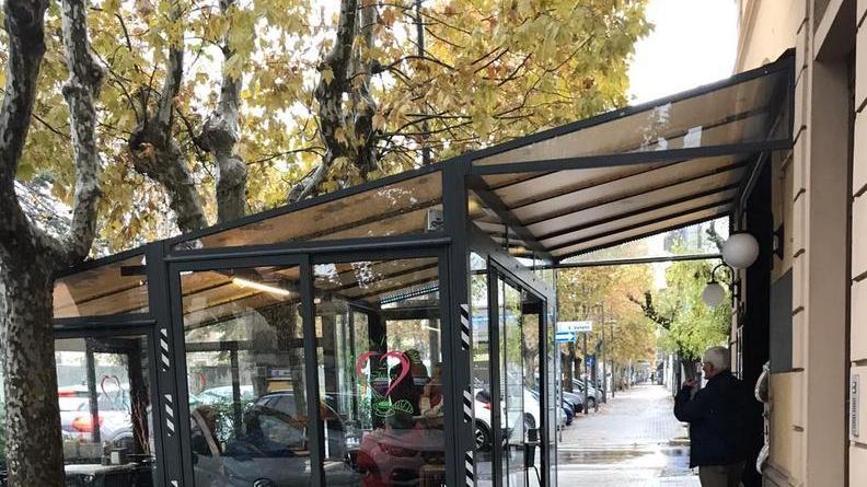 Barista rapinata davanti al locale: «Ho gli incubi, ogni notte rivedo quel coltello puntato alla gola»