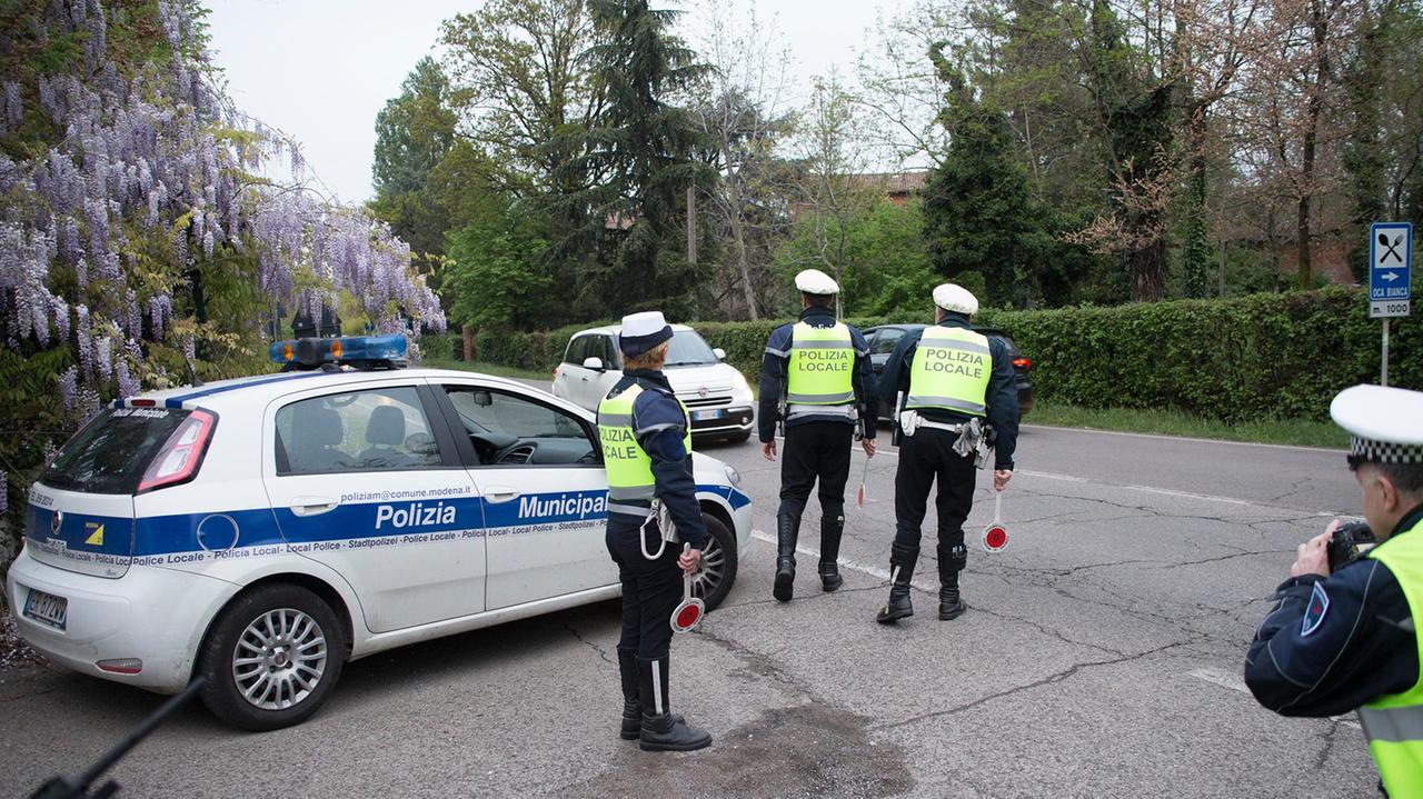Modena, due minorenni con chili di marijuana