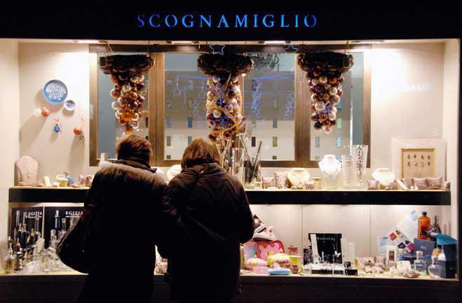 Le vetrine esterne della gioielleria Scognamiglio