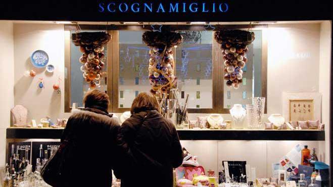 Le vetrine esterne della gioielleria Scognamiglio