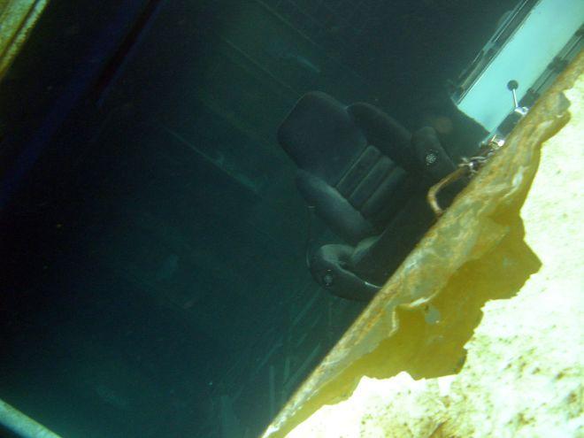 Nel gigante sommerso spunta la poltrona di Schettino 