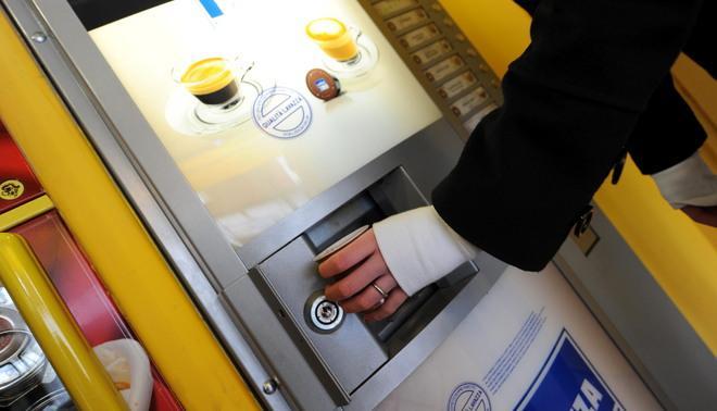 Caffè troppo caro alle macchinette dell’ospedale I volantini di protesta di un professore 